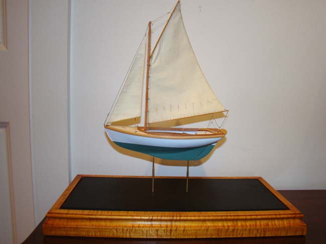 An exquisite hand crafted scale model of a circa 1900 HERRESHOFF 12 1/2 — image 2